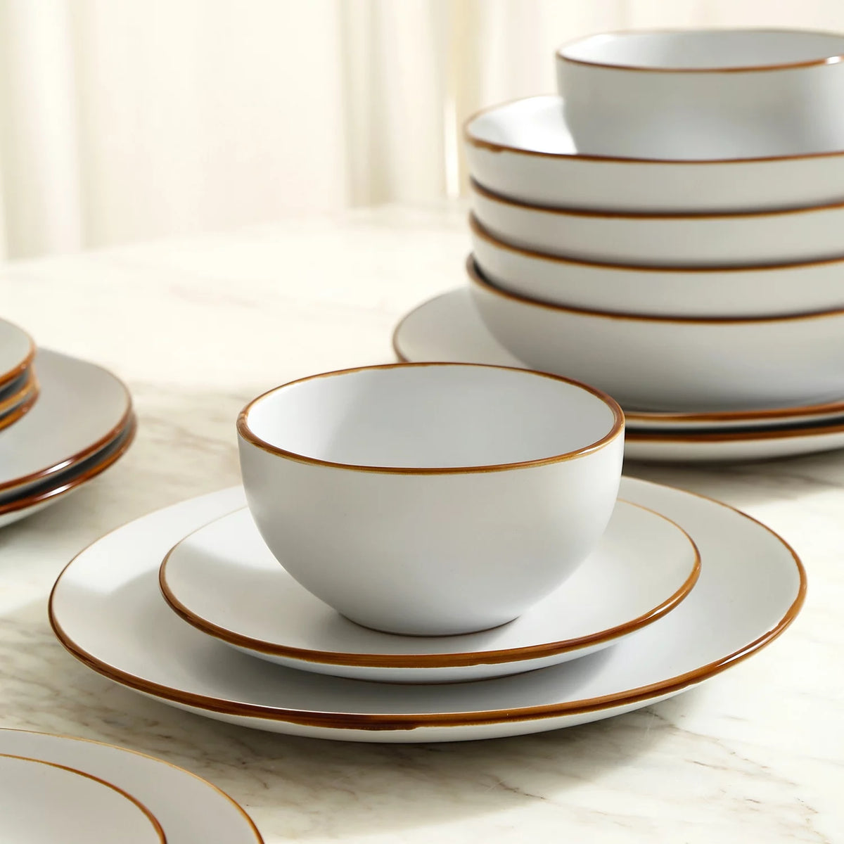 White 16-Piece Stoneware Dinnerware Set E1948